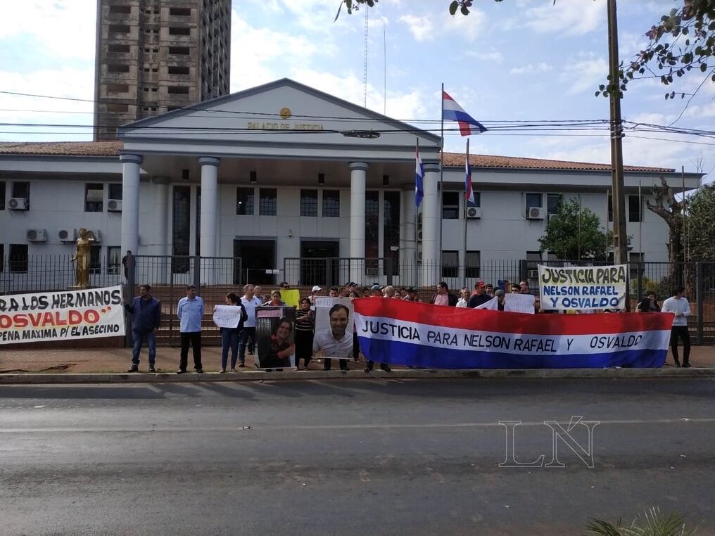 Los manifestantes piden frente al Palacio de Justicia de Ciudad del Este, que el acusado del doble homicidio permanezca preso. Foto: Dolly Galeano