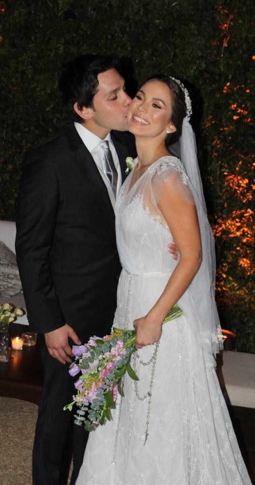 María Elsa Saccarello del Mónico recibiendo un tierno beso de su flamante esposo, Hugo Marcelo Camperchioli Lippmann.[/caption]