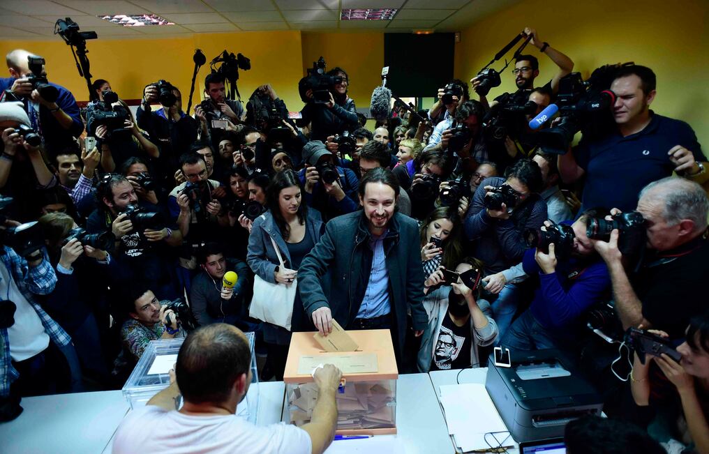 Left wing party Podemos leader and candidate for the election, Pablo Iglesias (C) waits to cast his vote at a polling station in Madrid on December 20, 2015. Spaniards go to the polls today in what is expected to be one of the most closely-fought contests in modern history, as two dynamic new parties take on the country's long-established giants. AFP PHOTO / PIERRE-PHILIPPE MARCOU / AFP / PIERRE-PHILIPPE MARCOU