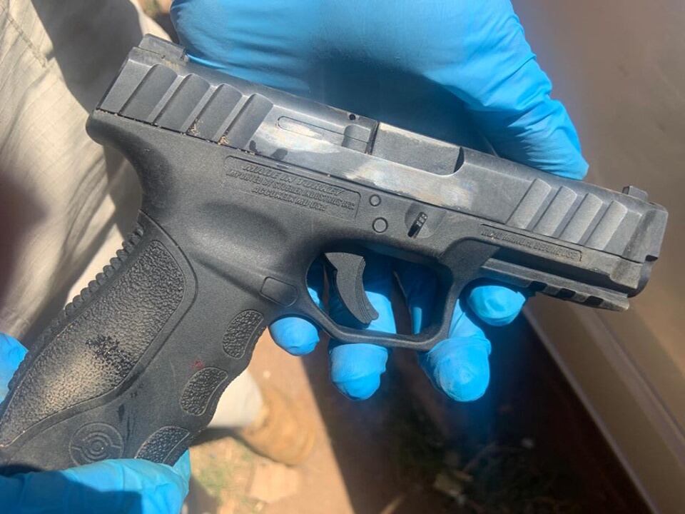 Arma de fuego que fue hallada en una mano del hombre que cayó muerto tras el tiroteo. Foto: Gentileza