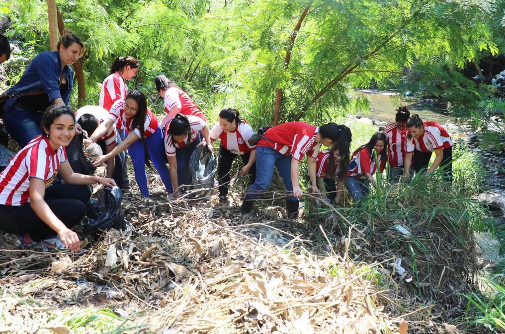 Una comitiva de limpieza de más de un centenar de alumnos de la Cátedra de Derecho Agrario y Ambiental de la UNA participó de la actividad.