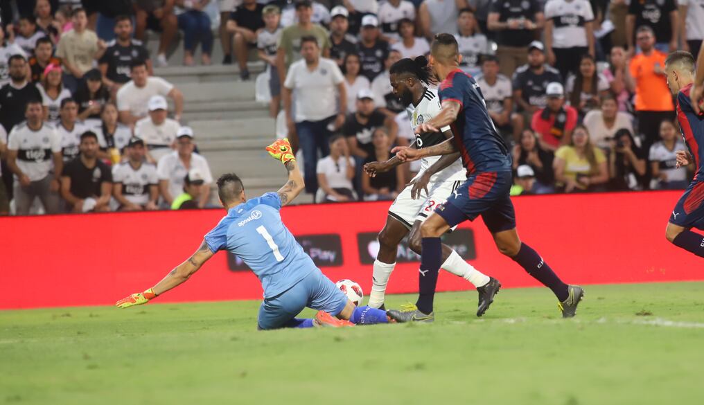 La cara del fútbol paraguayo representan Olimpia y Cerro Porteño. En la acción Emmanuel Adebayor, del Franjeado, intenta eludir al portero azulgrana Rodrigo Muñoz, en el último clásico.