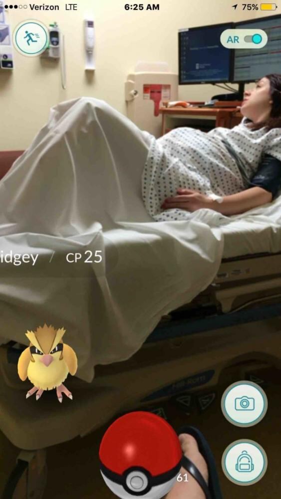 Momento en que un usuario capturaba un Pokemon antes del nacimiento de su hijo.
