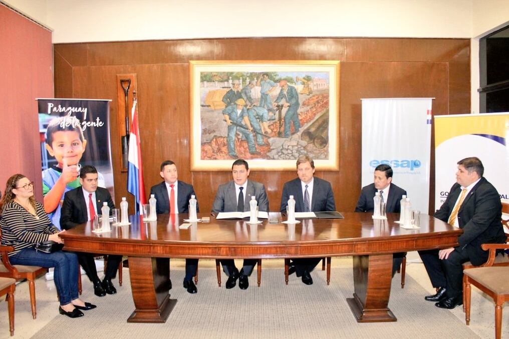 Firma de convenio entre la ESSAP y autoridades de la Municipalidad de Luque para una obra muy requerida. Foto: essap