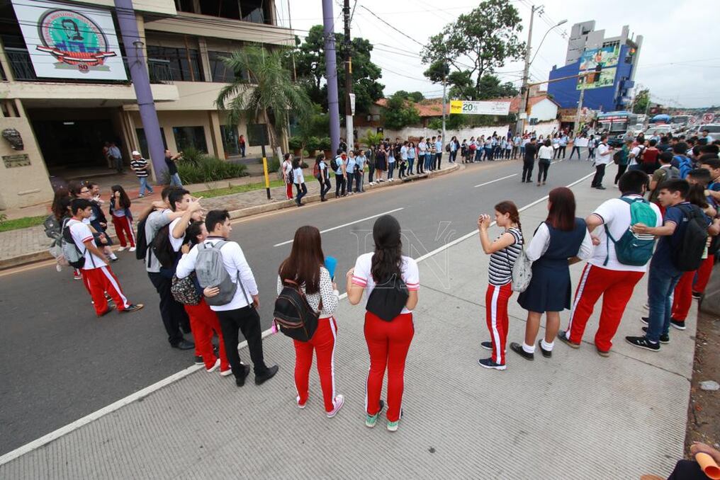 Estudiantes cerraron la avenida Mcal. Estigarribia frente a la Municipalidad de Fernando de la Mora. Foto: Pánfilo Leguizamón.