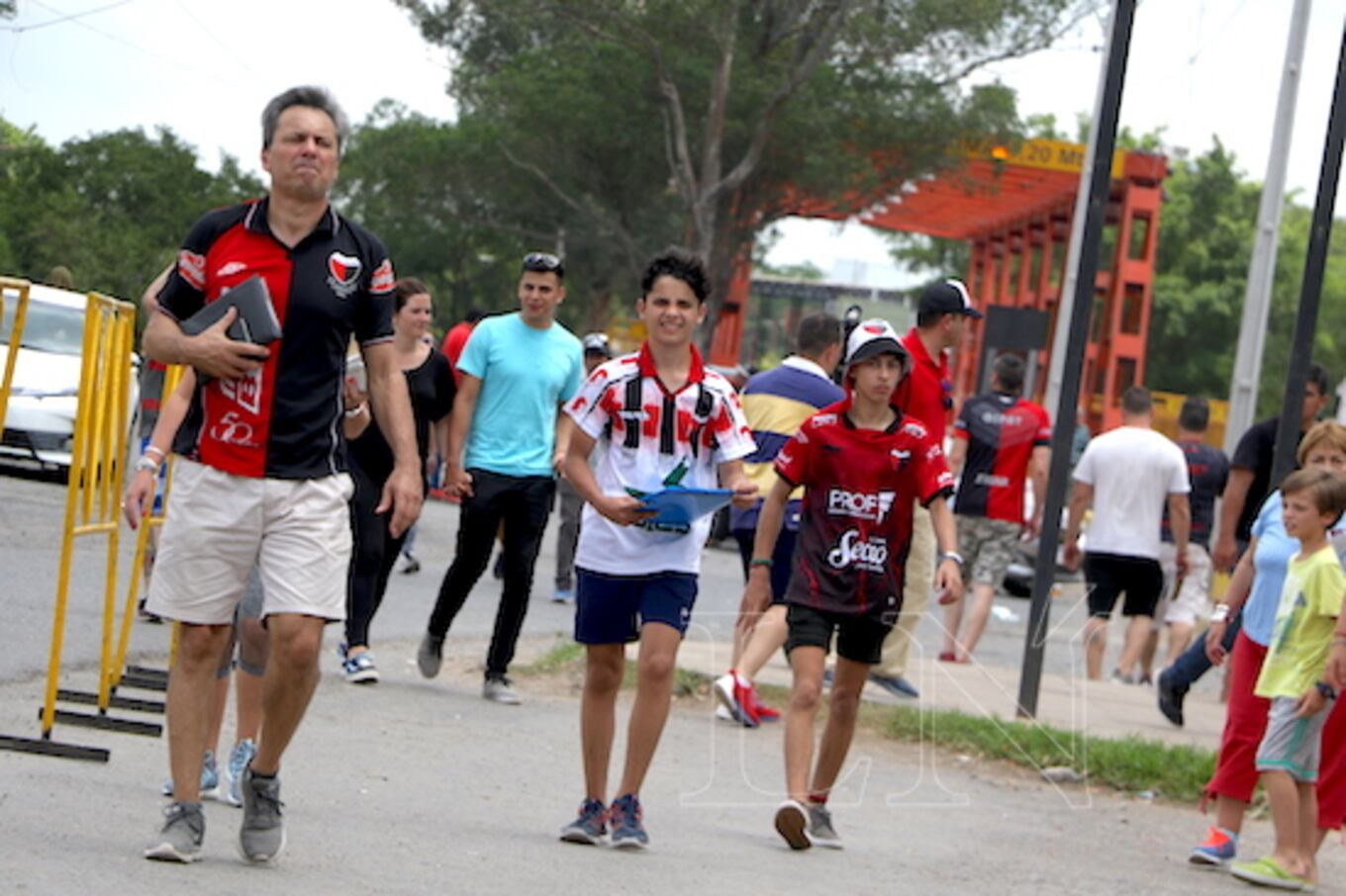 Aficionados de distintas edades y en su mayoría con la camiseta de Colón cruzan la frontera caminando.FOTO:FERNANDO RIVEROS