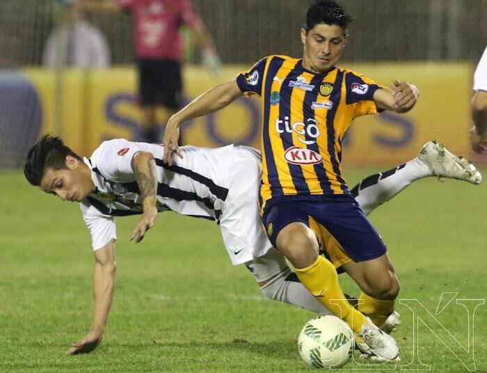 Miguel Godoy escapa de la marca de Juan Danilo Santacruz. Libertad doblegó 2 a 0 a Luqueño. Foto: AGIUSTÍN ACOSTA