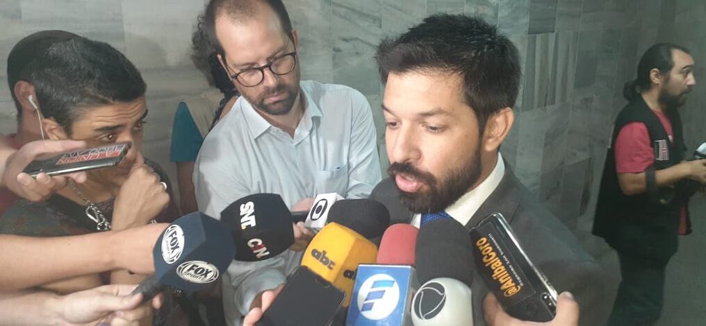 El agente fiscal Osmar Legal habló con medios de prensa antes de ingresar a la audiencia judicial. FOTO: 780AM.