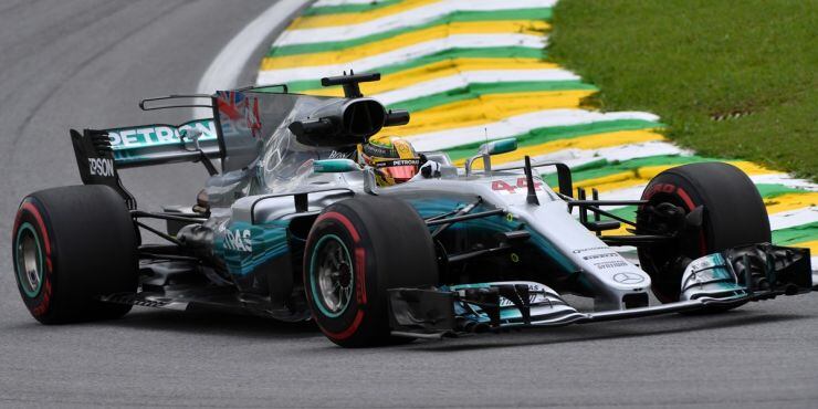 Lewis Hamilton volvió a marcar el mejor tiempo en las segundas pruebas libres en el GP de Sao Paulo.