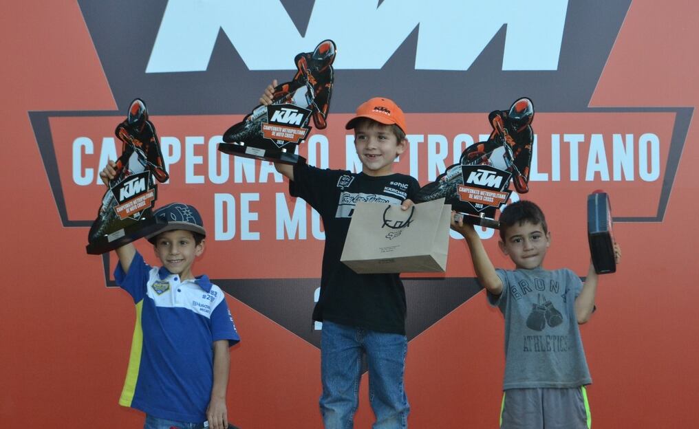Jairo Hiebert (centro), Matías Olmedo y Piero Llanes, coparon la categoría Mini Cross. FOTO: Gentileza