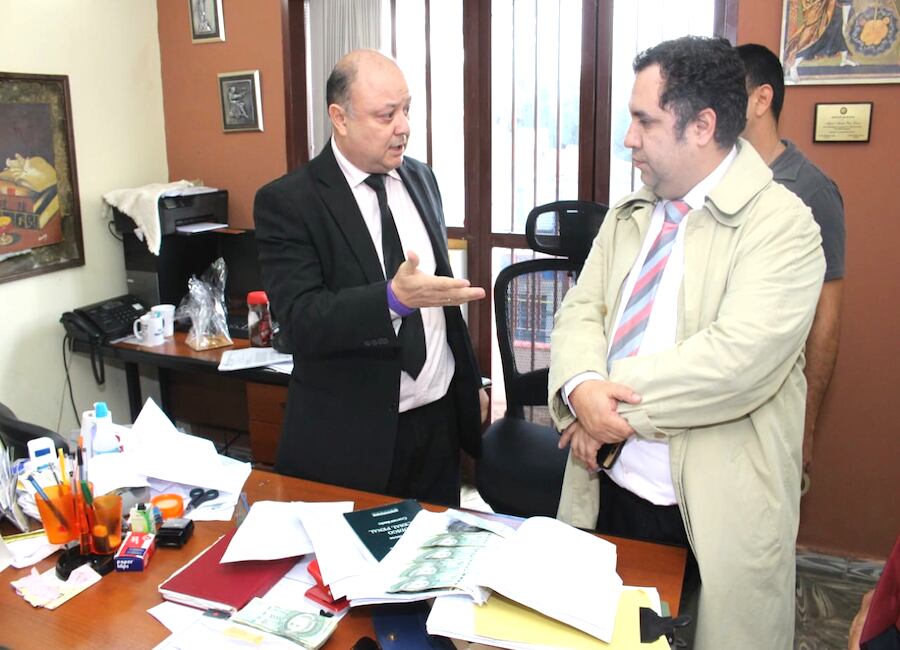 El fiscal Miguel Vera, al momento de ser detenido en su propio despacho.FOTO: GENTILEZA