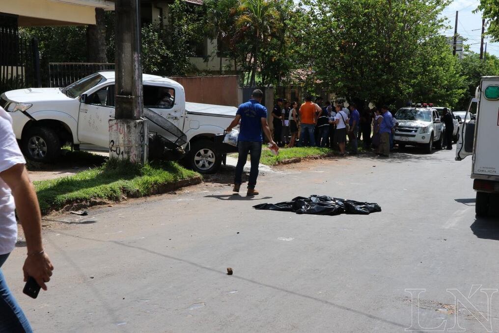 La camioneta de la víctima fue a parar contra las rejas de una vivienda.foto:WILFRIDO ORTEGA
