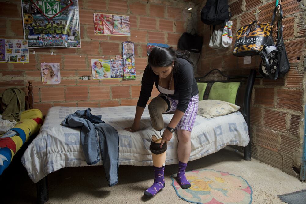 Aurora, reclutada por las FARC, a los 16 años perdió la pierna izquierda en un combate. Manejó desde un fusil AK-47 hasta un rifle R15 y recibió todo tipo de lecciones sobre táctica militar.