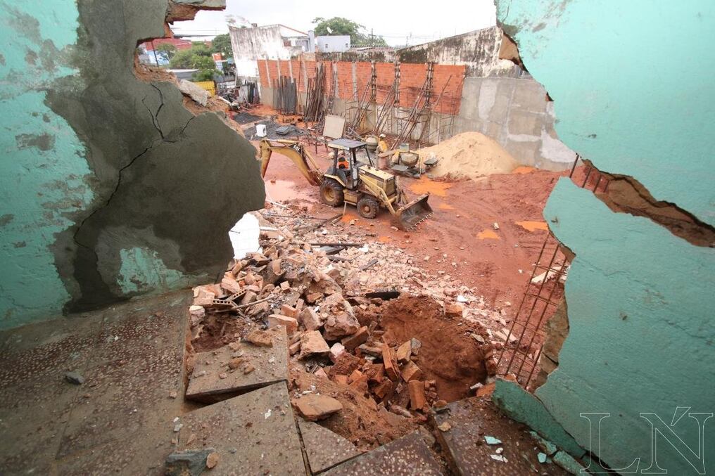 Viviendas dañadas y derrumbes en Asunción causó la tormenta.FOTO: PÁNFILO LEGUIZAMÓN