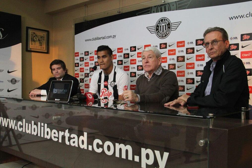 Óscar Giménez, con la camiseta de Libertad, junto al presidente de la entidad, Mario Agustín Sapriza. Jorge de los Ríos y Carlos Giovine.