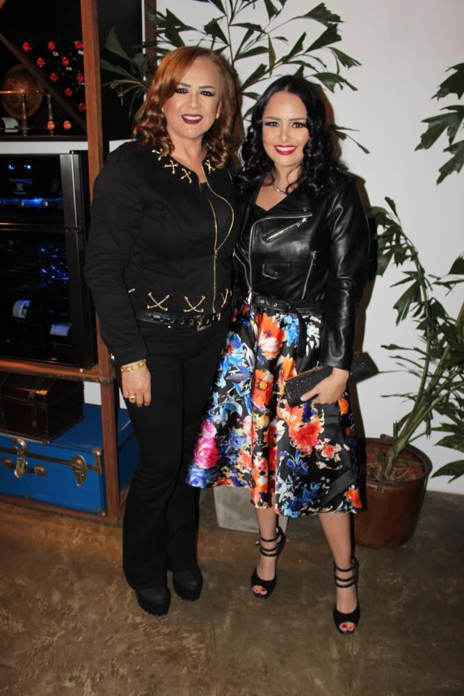 Gladys Falcón de Villalba y Tania Villalba.