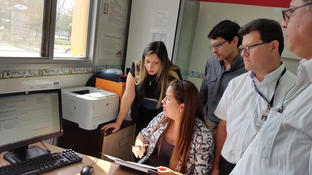 Técnicos de un hospital supervisan la funcionalidad de la receta electrónica.