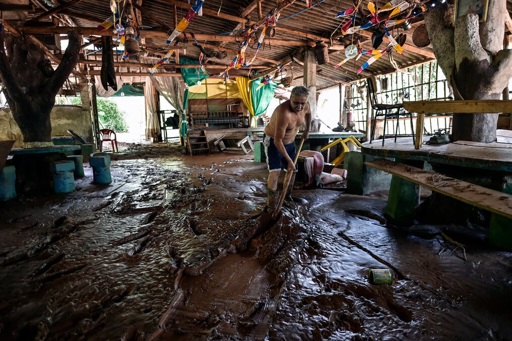 Un hombre limpia en un restaurante después del desbordamiento del río Das Velhas en Sabara, Belo Horizonte, estado de Minas Gerais, Brasil, el 26 de enero de 2020, después de fuertes lluvias. - Al menos 30 personas han muerto en dos días de tormentas intensas en el sureste de Brasil, dijo el sábado la oficina de Defensa Civil del estado de Minas Gerais. También faltan diecisiete personas, siete resultaron heridas y unas 3.500 fueron expulsadas de sus hogares tras una serie de derrumbes y derrumbes de edificios. Foto: DOUGLAS MAGNO / AFP.