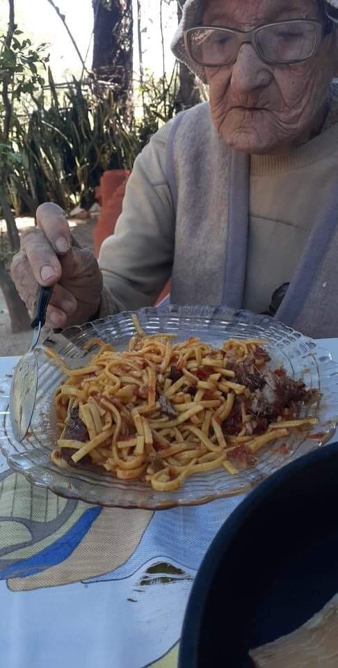 El almuerzo preparado por doña Brígida, para agasajar a sus benefactores. Foto. Gentileza.