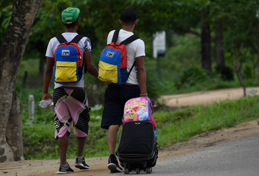 Los venezolanos caminan en Arauca, Colombia, en la frontera con Venezuela, el 15 de mayo de 2019. - Los migrantes venezolanos encuentran minas antipersonal, reclutamiento forzado de grupos armados, redes de tráfico en Colombia. Vulnerables, los migrantes son carne de cañón de todos los tráficos. Foto: Juan BARRETO / AFP.