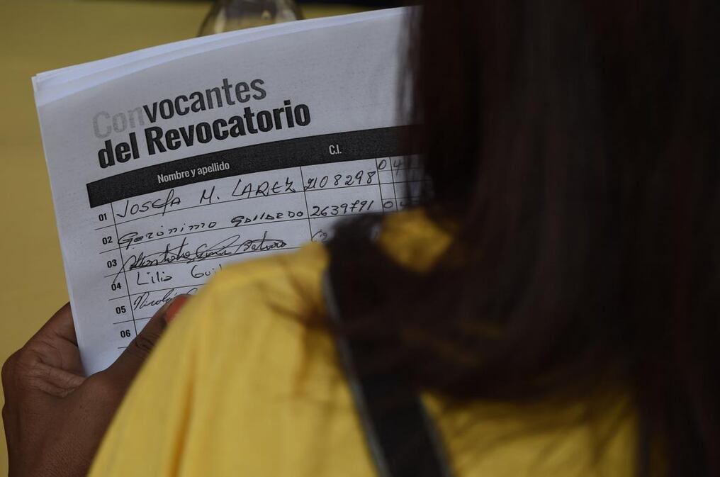 Se superó el millón de firmas para impulsar el referendo revocatorio contra Maduro. Foto: AFP. 