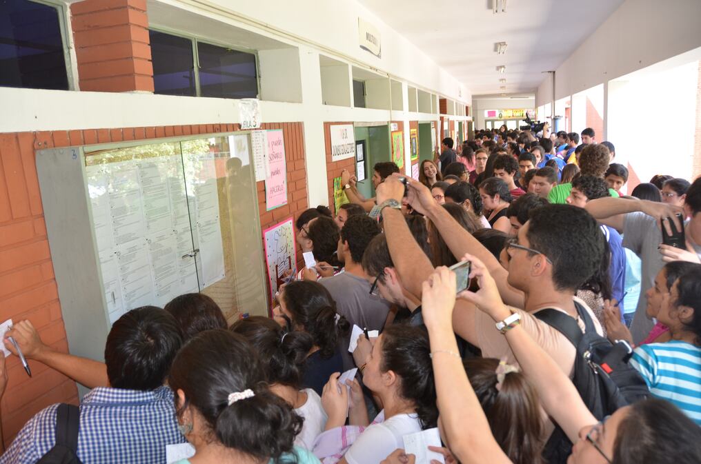 Apenas se habilitó el portón de acceso, los postulantes ingresaron a verificar los resultados de la primera prueba del examen de ingreso. 