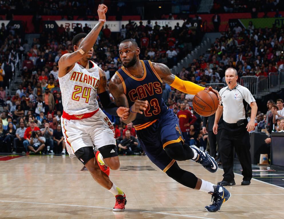 LeBron se desbordó con 31 puntos, pero sus Cavaliers cedieron 106-94 ante los Chicago Bulls, que sacaron mucho provecho al ataque de Jimmy Butler. archivo. 