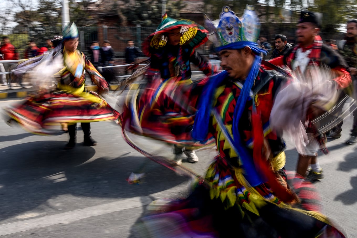 Miembros de la comunidad indígena Gurung vistiendo trajes de baile tradicionales mientras participan en una ceremonia de celebración de Año Nuevo conocida como 'Tamu Lhosar' en Katmandú el 31 de diciembre de 2019. Foto: PRAKASH MATHEMA / AFP.