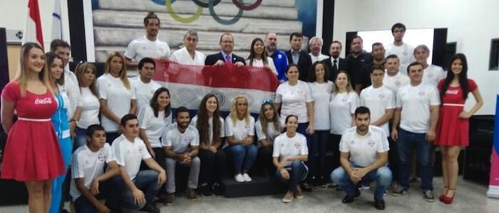 Atletas, entrenadores y dirigentes posan en la sede del Comité Olímpico Paraguayo.