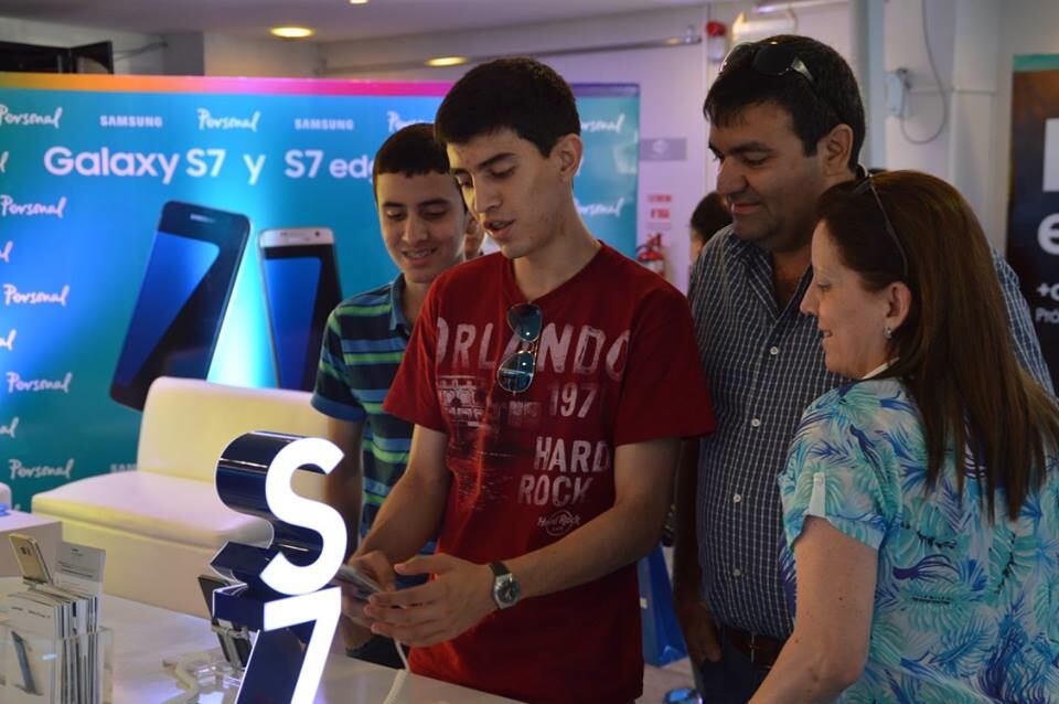 Desde tempranas horas de ayer, los clientes retiraron sus nuevos dispositivos.