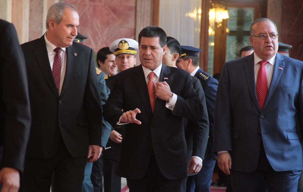 Cartes conversa con el presidente de Senacsa (Izq.), a la salida de su despacho. <strong>SEBASTIÁN CÁCERES</strong>