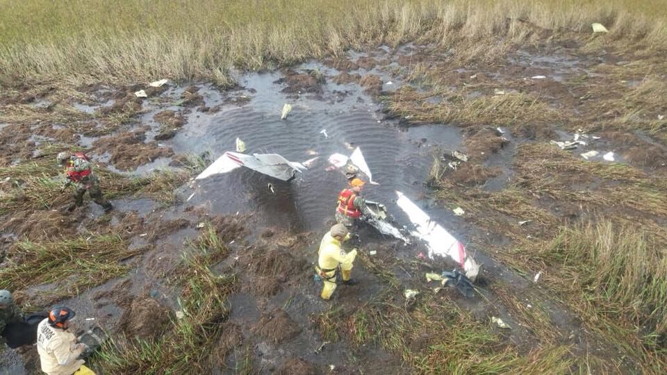 Arriesgado trabajo cumple el personal del CBVP de Ayolas. Foto: Gentileza Bomberos Voluntarios Ayolas.
