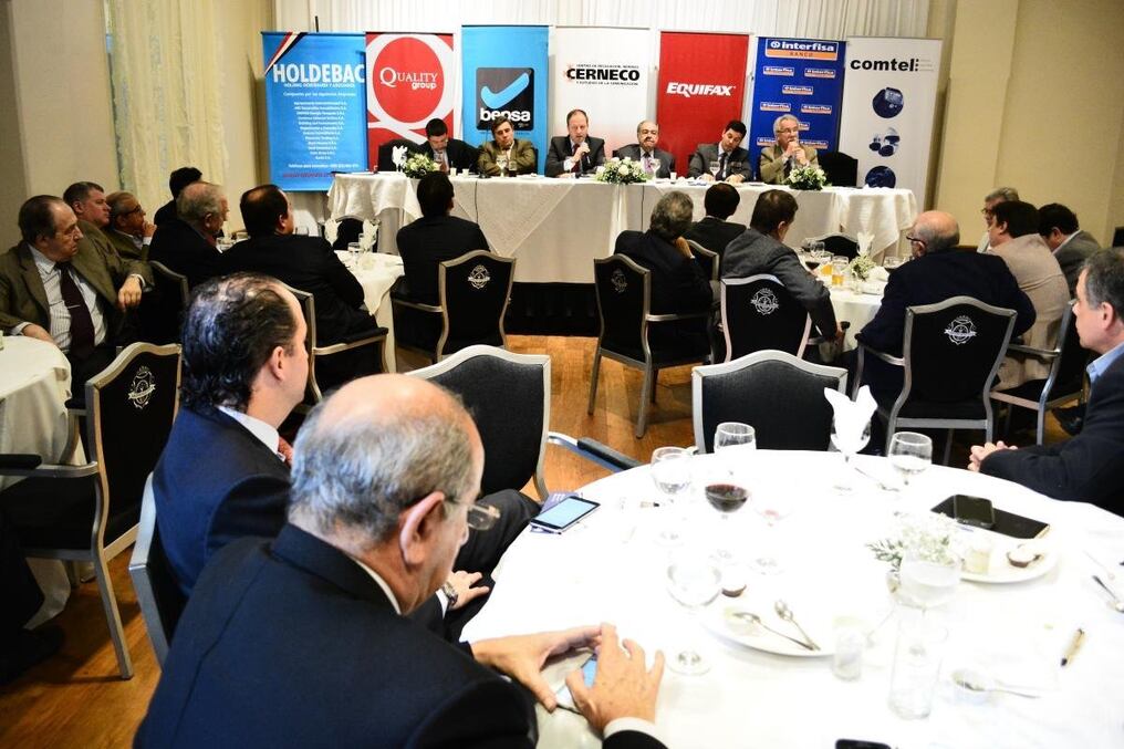 El ministro de Hacienda y el presidente del BCP expusieron sobre la situación económica del país y los desafíos ante el complicado escenario internacional. 