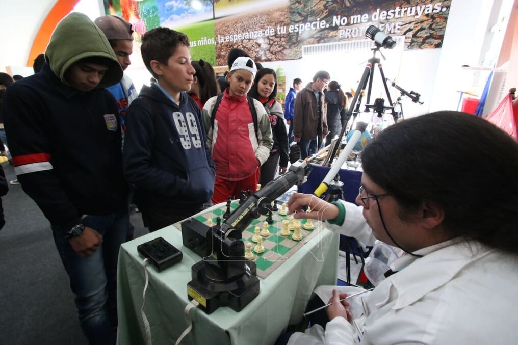 Numerosos chicos y jóvenes pasan por el stand de Conacyt en la Expo. Fotos: Pánfilo Leguizamón.