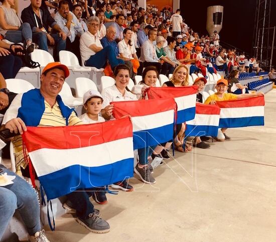 La ministra de Deportes, Fátima Morales, mezclada con la hinchada, apoya con la bandera albirroja a los Pynandi.FOTO:ÓSCAR VILLALBA