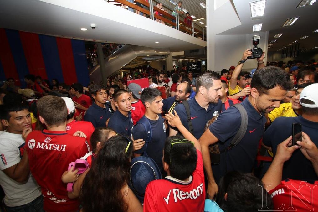 El plantel azulgrana fue despedido en la siesta del domingo por una multitud de hinchas. Foto: Agustín Acosta.