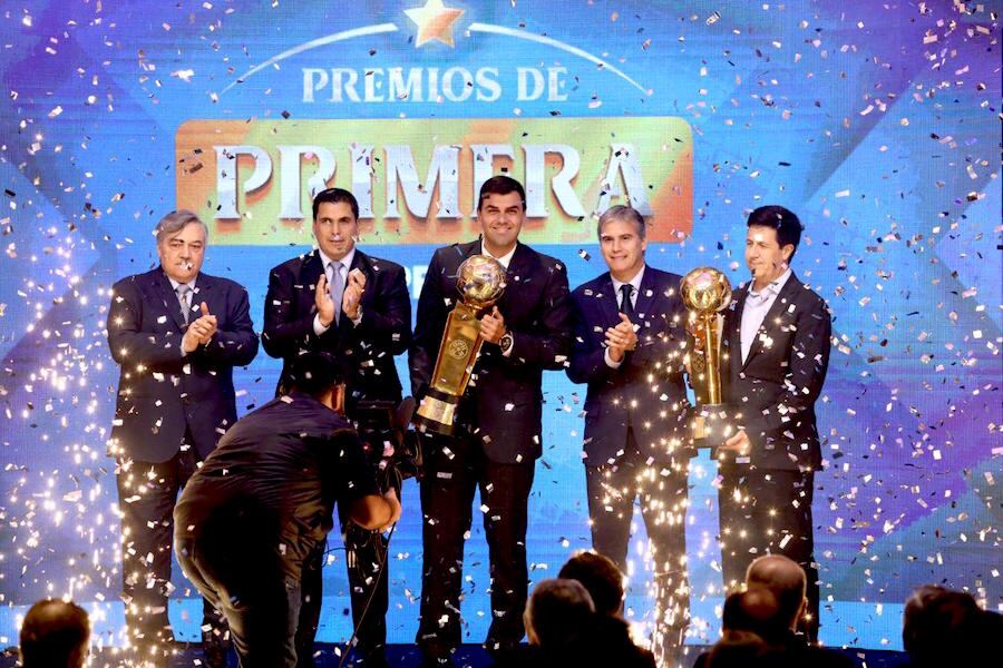 El presidente Marco Trovatto y el vicepresidente de Olimpia, Juan Pecci, reciben las copas del Torneo Apertura y Clausura.FOTO: GENTILEZA