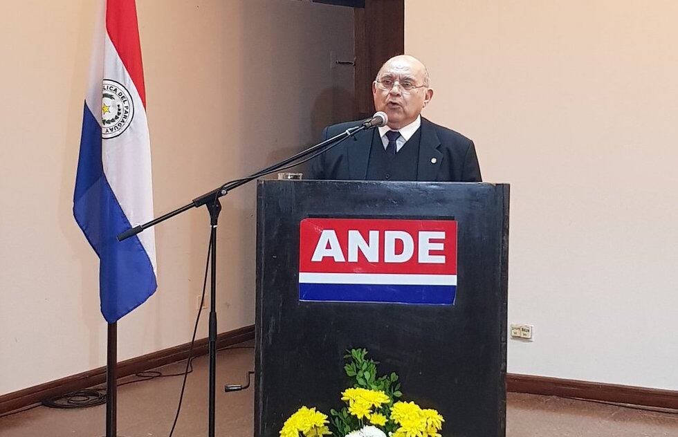 Alcides Jiménez en uso de palabras durante el acto de asunción al cargo 
 de nuevo titular de la ANDE. Foto: ANDE