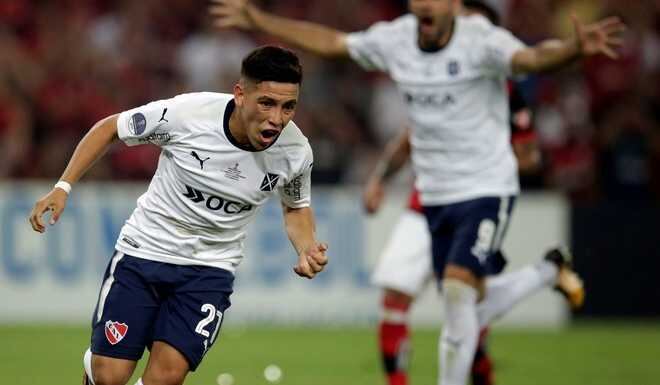 Ezequiel Barco grita su gol de penal para Independiente ante el Flamengo.