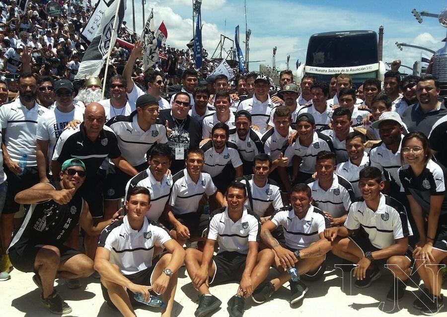 El plantel franjeado fue recibido por una multitud en el sambódromo de la Perla del Sur.FOTO:TOMÁS BOGADO