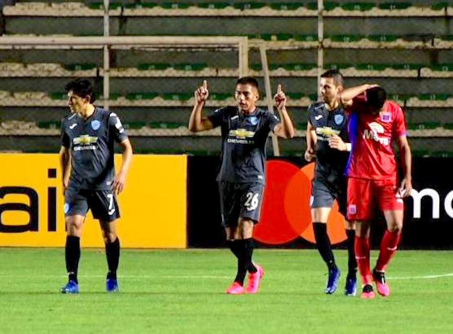 Erwin Saavedra (centro) festeja su gol, fue el segundo tanto del Bolívar ante Tigre, anoche en La Paz.