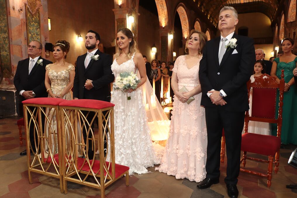 Julio César Torres Ríos y Mabel Belinda Romero de Torres; Rosanna María de Lourdes Vera de Díaz de Vivar y Gustavo Evelio Díaz de Vivar Gavilán fueron padrinos de la boda.