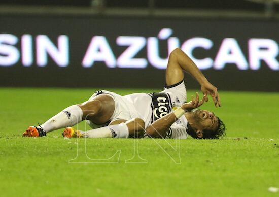 Así quedó Roque Santa Cruz, tendido tras recibir la falta penal sobre el final del partido.FOTO:ANÍBAL GAUTO
