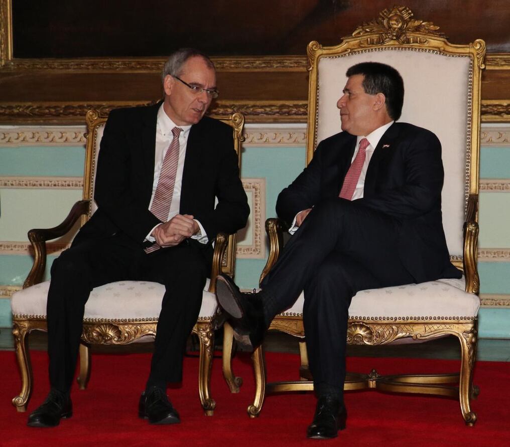 El embajador Fichbach conversa con el presidente Cartes. 