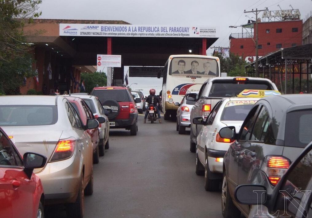 Miles de personas cruzan la frontera para diversas actividades como el comercio y el ocio. Esto genera una necesidad de personal en los diversos locales. Foto: Archivo La Nación. 