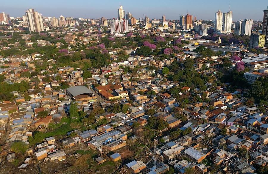 Vista aérea de la Chacarita Alta, donde los primeros trabajos en el área social se han iniciado. El programa con el BID tuvo su arranque con Soledad Núñez a la cabeza de la entonces SENAVITAT. FOTO:CARLOS JUR