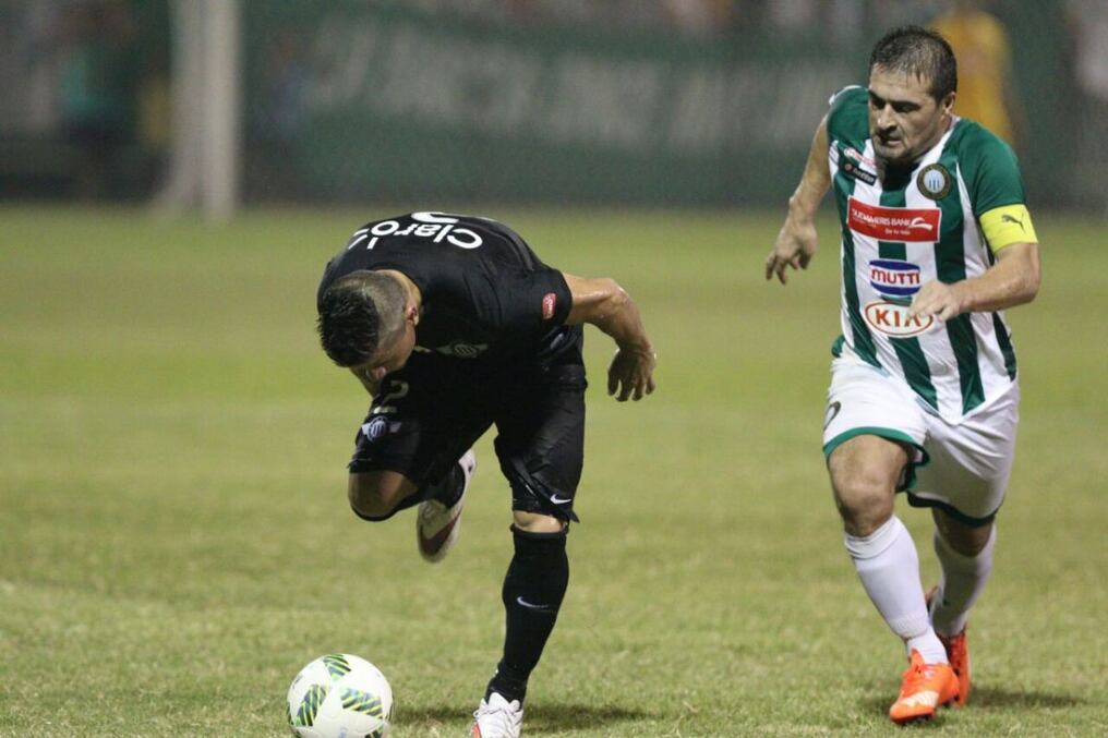 Roberto Acuña en la marca de Jorge Moreira. El "Toro" un ejemplo de profesionalismo. Foto: Aníbal Gauto.