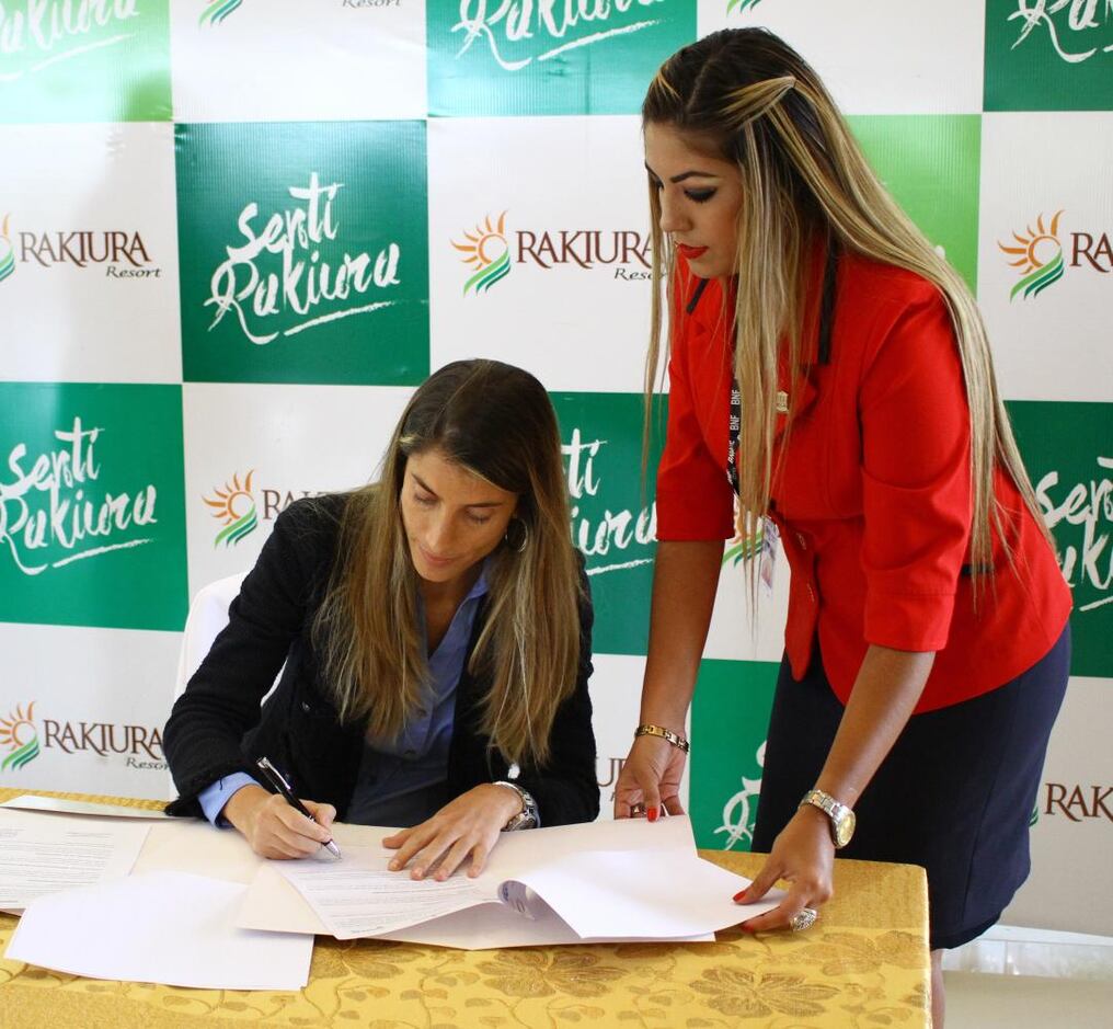 Representantes de Rakiura y BNF firmaron el convenio.