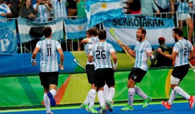 Jugadores argentinos festejan el triunfo logrado ante Bélgica.