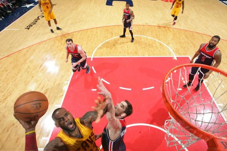 Junto a Kevin Love y Kyrie Irving, LeBron James no pasó desapercibido. Foto: AFP.